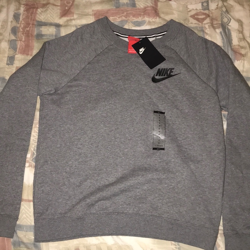 SOLD ‼️ NIKE Women’s Crewneck